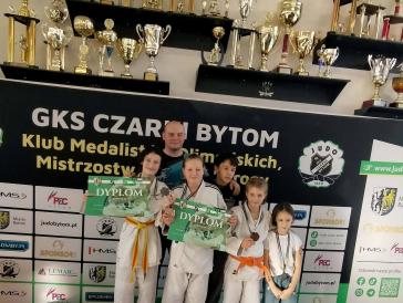 czesc-zawodnikow-i-trener-z-nagrodami-za-udzial-w-turnieju-judo-cup-w-bytomiujpg.jpg